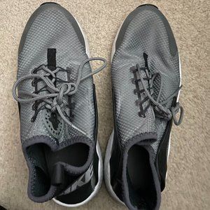 NIKE TENNIS SHOES